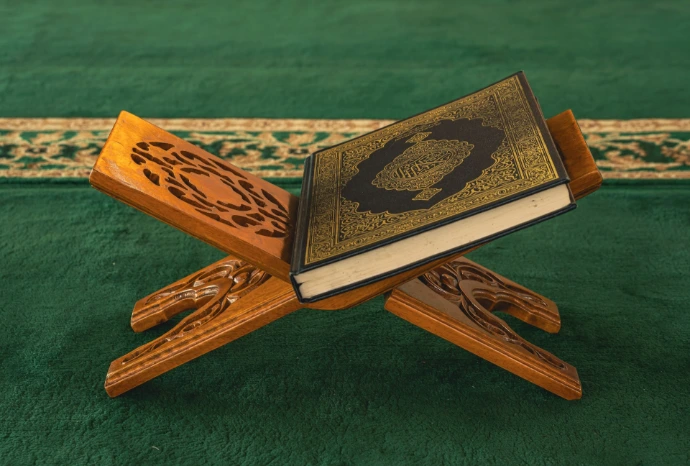 ایک لکڑی کی صلیب جس کے اوپر ایک کتاب ہے۔